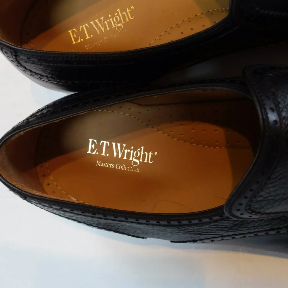 E.T. Wright tassel leather loafer. Size 9.5 EE